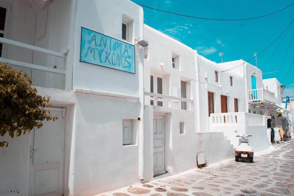 Mikonos.