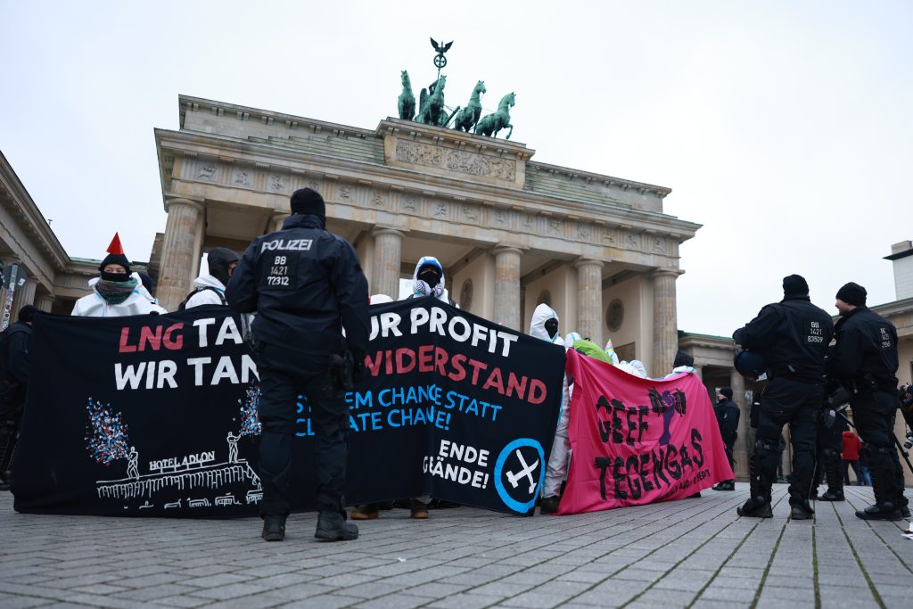 Prosvjed klimatskih aktivista ispred Branderbuških vrata u Berlinu, 10. prosinca 2024.