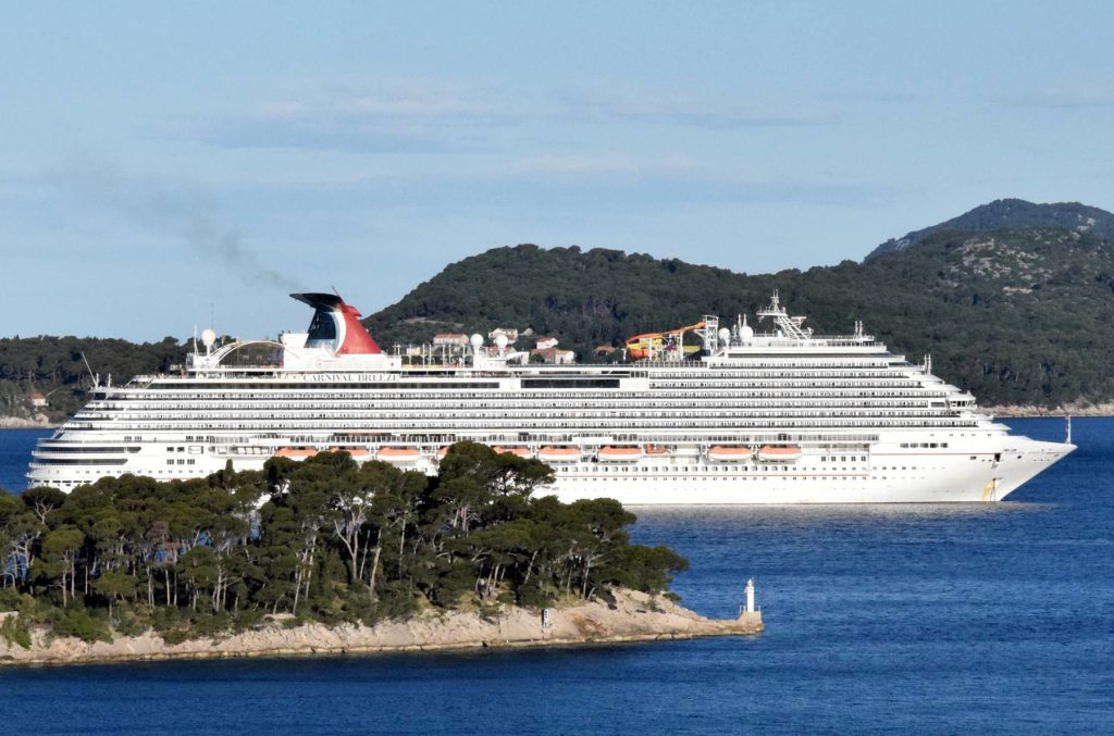 Kruzer ''Carnival Breeze“ pred dubrovačkom lukom Gruž