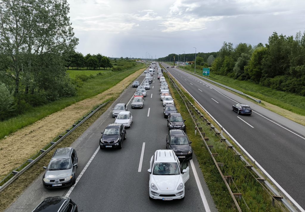 Kolona vozila na autoputu.