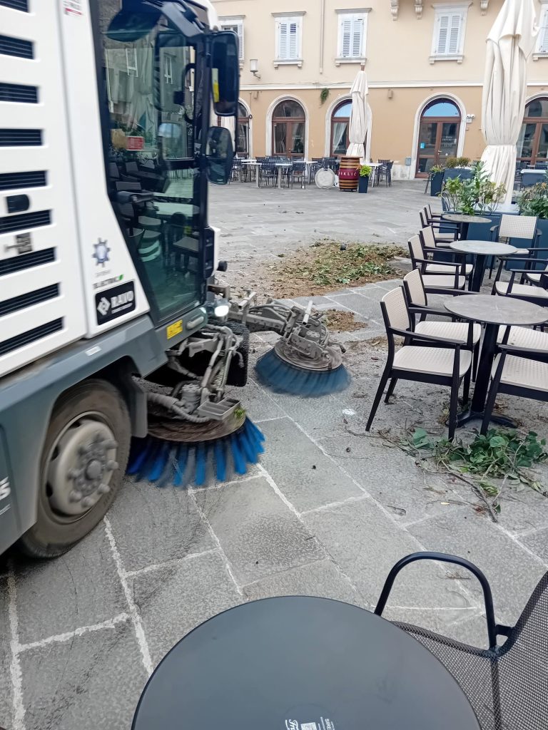 radnici raščišćavaju posljedice nevremena