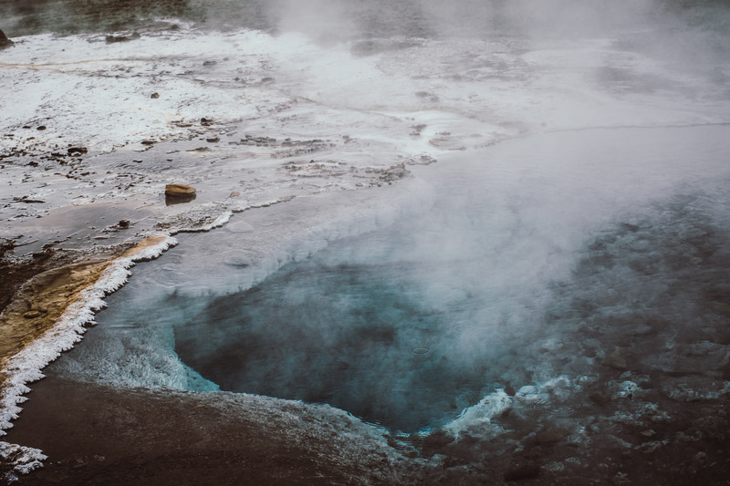 prekrasan šaren izvor
geotermalne vode na području Geysira, jugozapadnog Islanda. Plavo i bijelo tlo unutar izvora i maglovita para koja dolazi iz vruće vode.