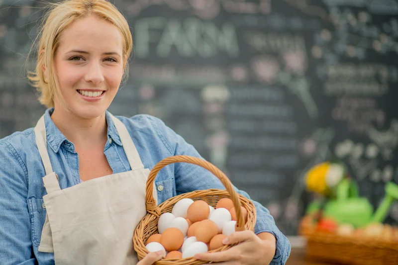 mlada žena drži košaru s jajima