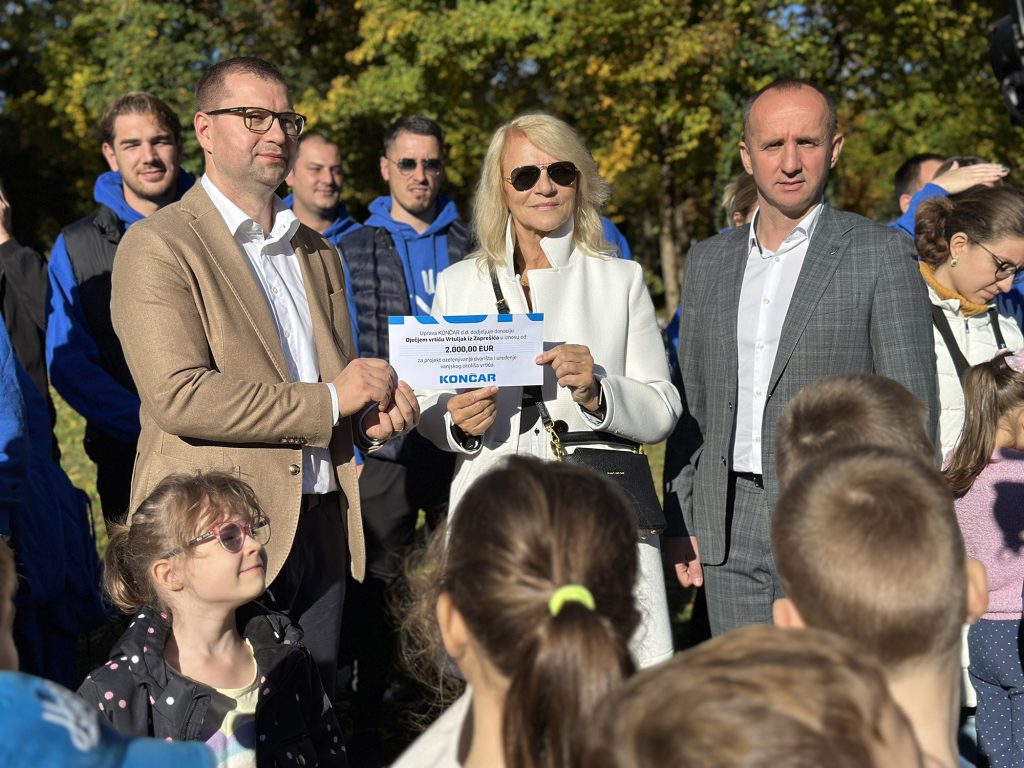 Član uprave KONČARA Petar Bobek s ravnateljicom DV Vrtuljak Zorom Gogić i zamjenikom gradonačelnika, Željkom Barunom