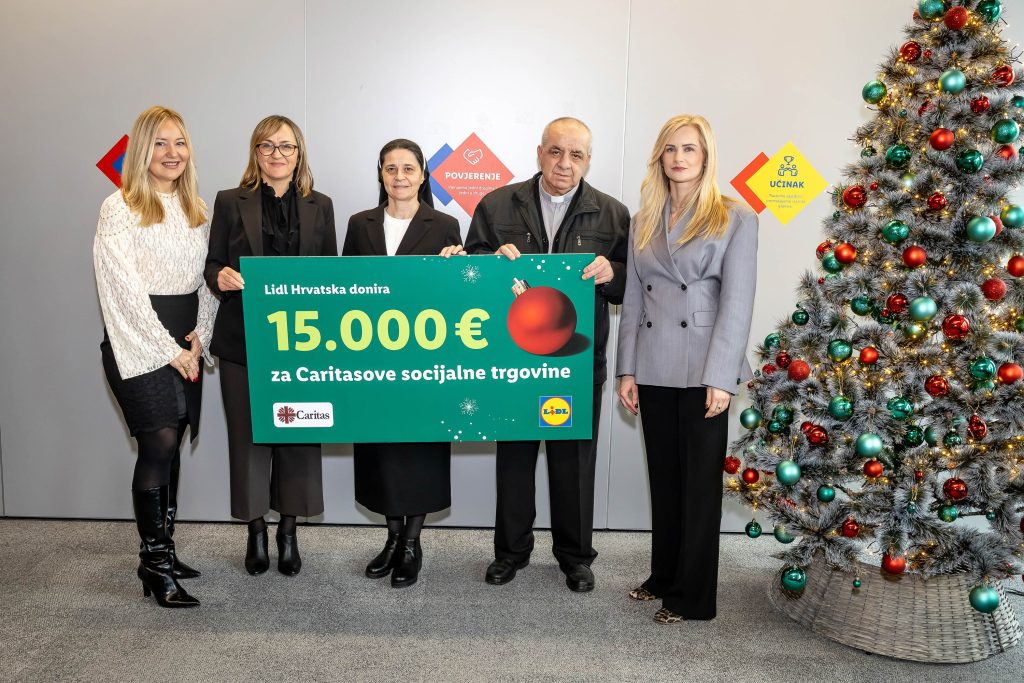 Predstavnici Lidla uručuju ček za Caritasove socijalne trgovine u Zagrebu, Sisku i Gospiću