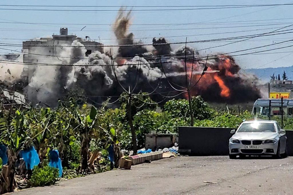 Eksplozija je izbila nakon izraelskog zračnog napada na selo Abbasiyeh u južnom Libanonu 10. ožujka.