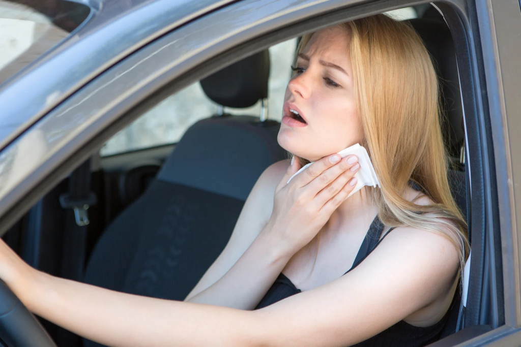 Žena na vrućini u automobilu