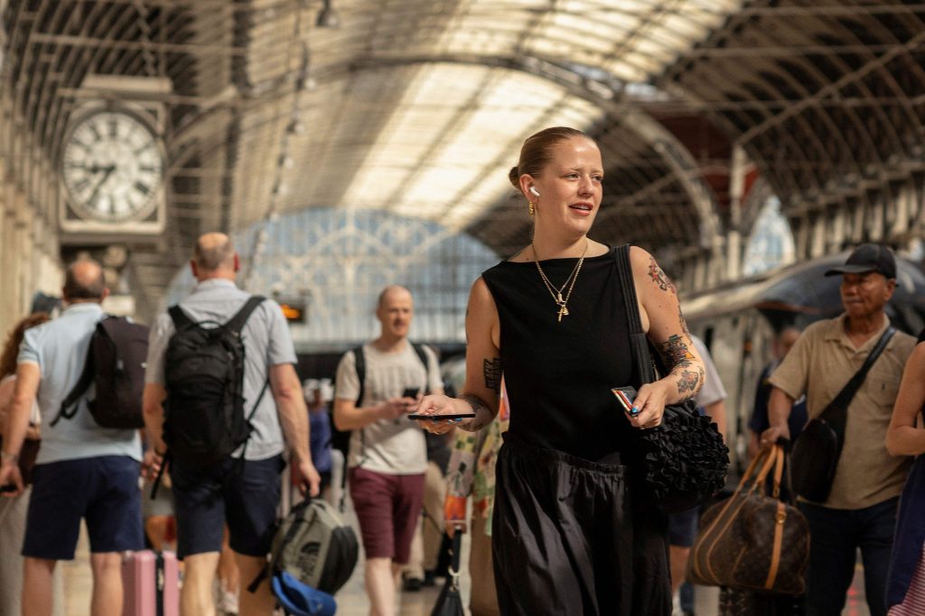 Putnici prolaze kroz željeznički kolodvor Paddington u središtu Londona 25. lipnja 2026., dok su željezničke tvrtke smanjile usluge očekujući poremećaje infrastrukture zbog toplinskog vala i pozvale putnike da ne putuju osim ako nije nužno.
