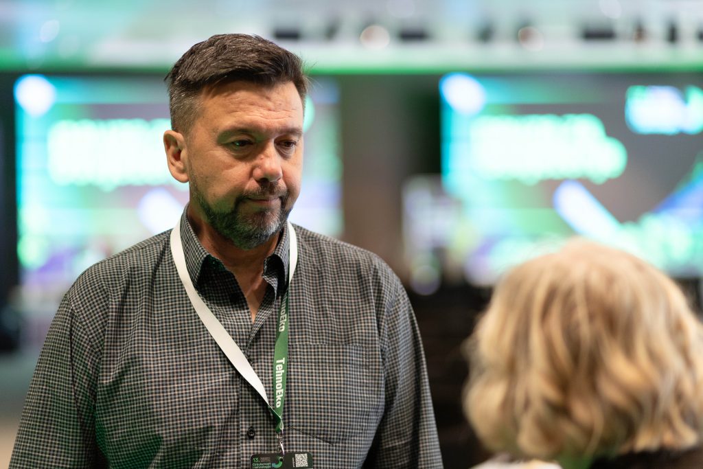 Neven Voća tijekom razgovora s novinarkom Hine
