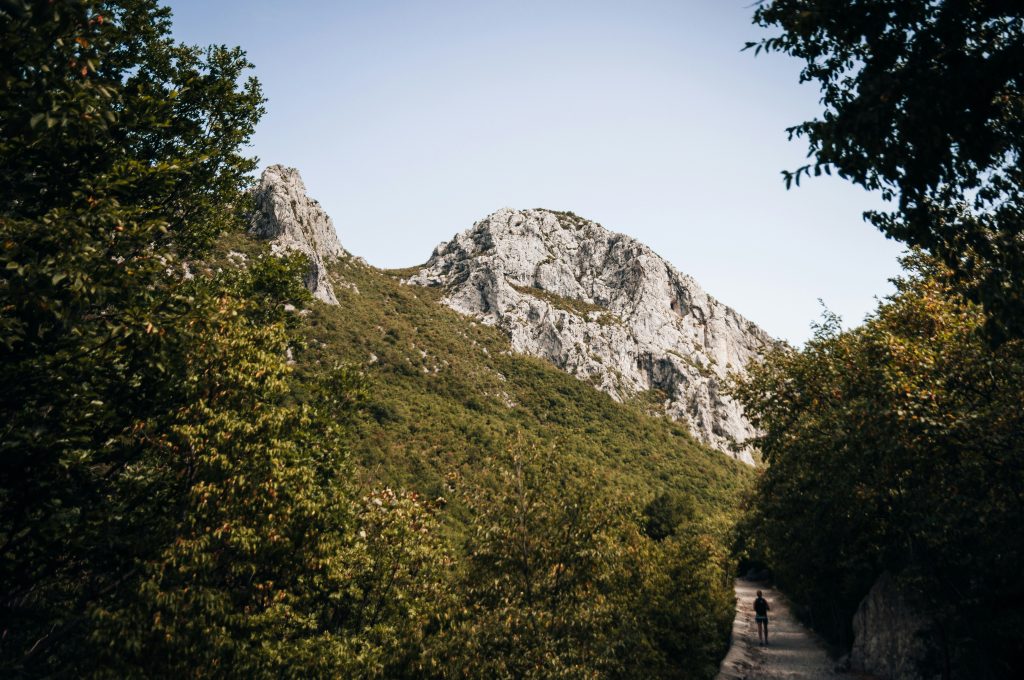 Šetnica u Nacionalnom parku Paklenica na južnom Velebitu, poznatom po impresivnim krškim stijenama i dubokim kanjonima.