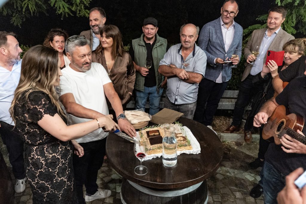 Obilježavanje pet godina Vinarije Zlatno Brdo u surduku, uz druženje, vino i glazbu u autentičnom ambijentu Zmajevca.